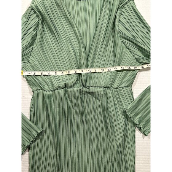 Pretty Little Thing Maternity Sage Green Plisse Plunge Mini Dress Size 12 - Picture 7 of 15
